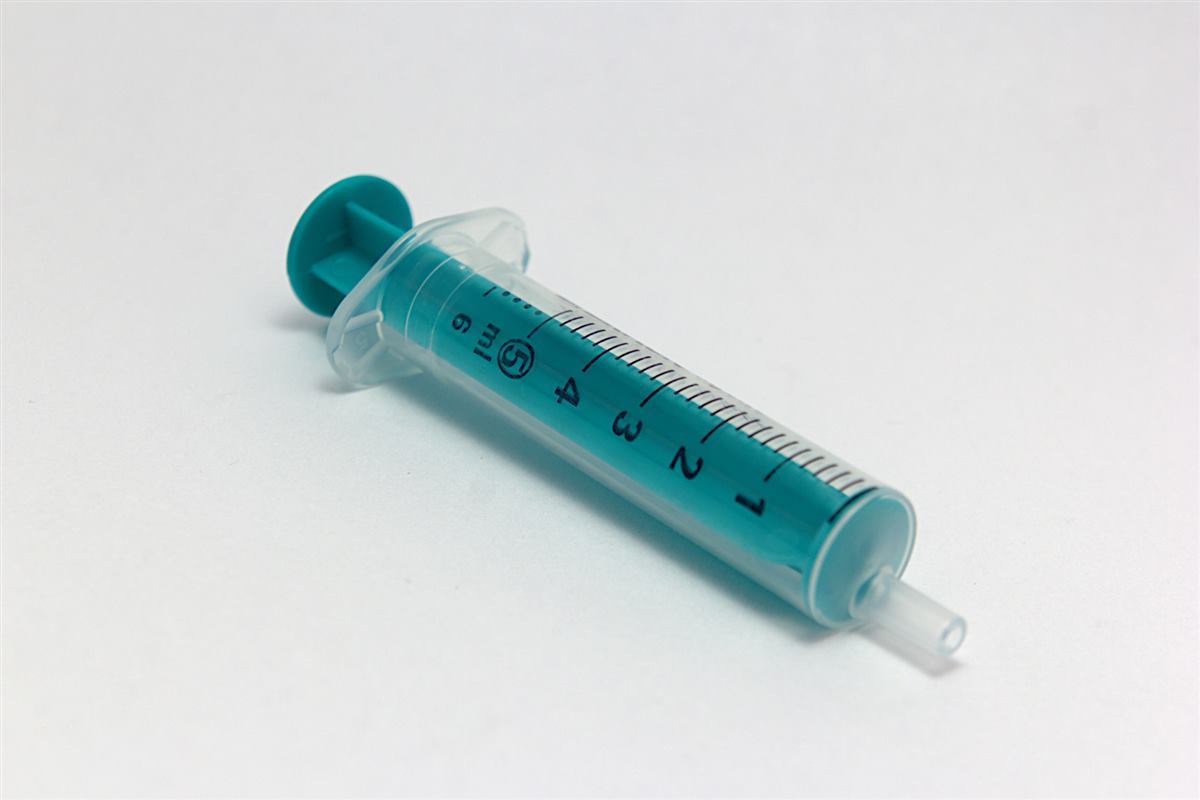 Single-use disposable medical syringe