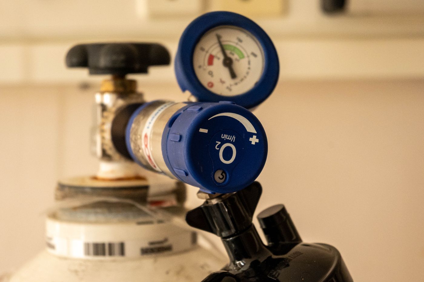 Oxygen flow regulator used with disposable humidifier bottles for oxygen therapy